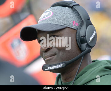 New York Jets entraîneur en chef Todd Bowles réagit à l'appel officiel au cours du premier trimestre de la Pittsburgh Steelers 31-13 gagner au stade Heinz Field de Pittsburgh, le 9 octobre 2016. Photo par Archie Carpenter/UPI Banque D'Images