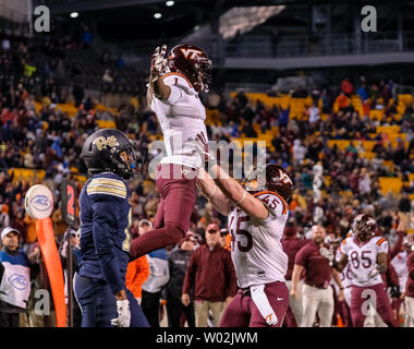 Virginia Tech Hokies wide receiver Ésaïe Ford (1) célèbre avec Virginia Tech Hokies fullback Sam Rogers (45) après la capture d'un 16 verges contre les Pittsburgh Panthers au quatrième trimestre à Pittsburgh le 27 octobre 2016. Photo par Matt/Durisko UPI Banque D'Images
