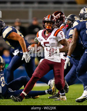 Virginia Tech Hokies Came récepteur large Phillips (5) recherche les prix pour l'exécution sur les Pittsburgh Panthers au quatrième trimestre à Pittsburgh le 27 octobre 2016. Photo par Matt/Durisko UPI Banque D'Images