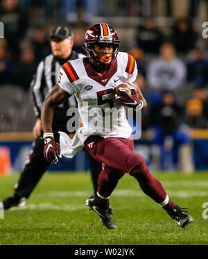 Virginia Tech Hokies Came récepteur large Phillips (5) s'exécute après une prise à l'encontre de la Pittsburgh Panthers au premier trimestre à Pittsburgh le 27 octobre 2016. Photo par Matt/Durisko UPI Banque D'Images