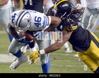 Pittsburgh Steelers linebacker extérieur Jarvis Jones (95) s'attaque à Dallas Cowboys Alfred Morris au deuxième trimestre au Heinz Field de Pittsburgh le 13 novembre 2016. Photo par Archie Carpenter/UPI Banque D'Images