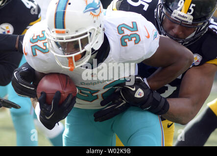 Running back des Dolphins de Miami Drake Kenyan (32) col de batailles Pittsburgh Steelers linebacker extérieur Jarvis Jones (95) au premier trimestre contre Dolphins de Miami au cours de l'AFC Wild Card match au stade Heinz Field de Pittsburgh le 8 janvier 2017. Photo par Archie Carpenter/UPI Banque D'Images