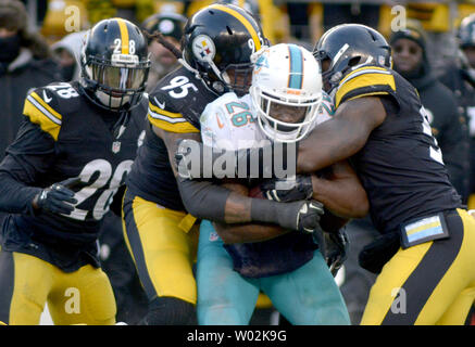 Pittsburgh Steelers linebacker extérieur Arthur douves (55) et à l'extérieur de Pittsburgh Steelers linebacker Jarvis Jones (95) s'attaque à l'exécution des Dolphins de Miami retour Damien Williams (26) au quatrième trimestre de l'30-12 Steelers gagner à l'AFC Wild Card match au stade Heinz Field de Pittsburgh le 8 janvier 2017. Photo par Archie Carpenter/UPI Banque D'Images