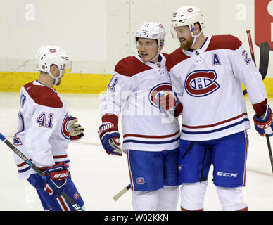 Le défenseur des Canadiens de Montréal Jeff Petry (26) célèbre avec l'aile gauche Paul Byron (41) et Brendan Gallagher (11) dans la première période contre les Penguins de Pittsburgh à Peintures PPG Arena de Pittsburgh le 31 mars, 2018. Photo par Archie Carpenter/UPI Banque D'Images
