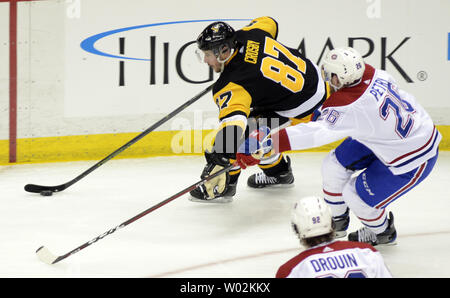 Centre des Penguins de Pittsburgh Sidney Crosby (87) travaille la rondelle passer joueur des Canadiens de Montréal Jeff Petry (26) dans la deuxième période à Peintures PPG Arena de Pittsburgh le 31 mars, 2018. Photo par Archie Carpenter/UPI Banque D'Images