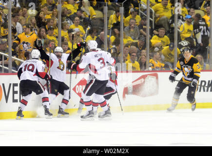 L'aile droite des Sénateurs d'Ottawa, Bobby Ryan (9) le jeu gagnant au début de la période d'heures supplémentaires contre les Penguins de Pittsburgh en jeu un des Finales de Conférence de l'Est les éliminatoires de la coupe Stanley à Peintures PPG Arena de Pittsburgh le 13 mai 2017. Photo par Archie Carpenter/UPI Banque D'Images