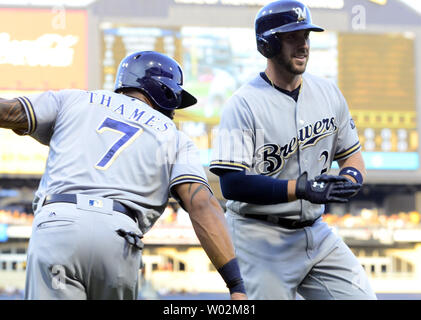Le joueur de premier but des Milwaukee Brewers Eric Thames (7) félicite les Brewers de Milwaukee de troisième but Travis Shaw (21) sur son homer dans le haut de la troisième manche contre les Milwaukee Brewers au PNC Park le 18 juillet 2017 à Pittsburgh. Photo par Archie Carpenter/UPI Banque D'Images
