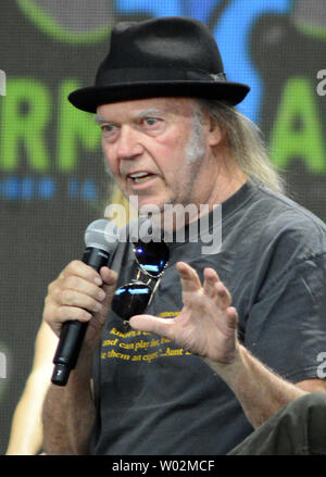 Neil Young parle aux médias, les agriculteurs et les artistes au cours de la conférence de presse avant le début des représentations à l'aide agricole 2017 à Burgettstown, Texas près de Pittsburgh. Photo par Archie Carpenter/UPI Banque D'Images