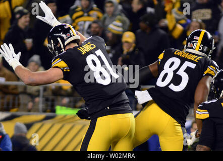 Pittsburgh Steelers tight end Xavier Grimble (85) célèbre son touchdown avec Pittsburgh Steelers tight end Jesse James (81) au premier trimestre contre les Packers de Green Bay au Heinz Field de Pittsburgh le 26 novembre 2017. Photo par Archie Carpenter/UPI Banque D'Images