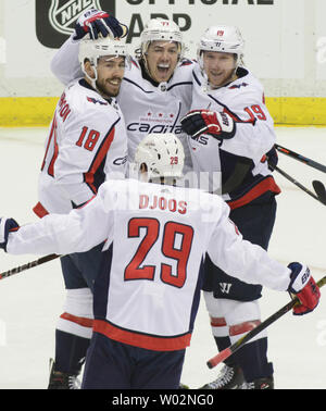 Les Capitals de Washington center Chandler Stephenson (18) célèbre son but avec le défenseur Christian Djoos capitales (29) et le reste de sa ligne à la seconde période contre les Penguins de Pittsburgh dans trois Jeux au cours de la deuxième ronde de la Conférence de l'Est 2018 séries éliminatoires de la Coupe Stanley de peintures PPG à Arena de Pittsburgh le 1 mai 2018. Photo par Archie Carpenter/UPI Banque D'Images