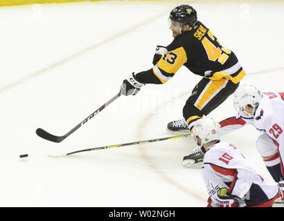 Les Penguins de Pittsburgh l'aile gauche (43) Sheary Conor rompt avec les Capitals de Washington l'aile droite Brett Connolly (10) et les Capitals de Washington le défenseur Christian Djoos (29) au cours de la première période dans le jeu quatre au cours de la deuxième ronde de la Conférence de l'Est 2018 séries éliminatoires de la Coupe Stanley de peintures PPG à Arena de Pittsburgh le 3 mai 2018. Photo par Archie Carpenter/UPI Banque D'Images