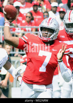 Ohio State Buckeyes quarterback Dwayne Haskins (7) passe dans le premier trimestre à l'égard de l'Oregon State Beavers au stade de l'Ohio à Columbus, Ohio, 2018 septembre1. Photo par Archie Carpenter/UPI Banque D'Images