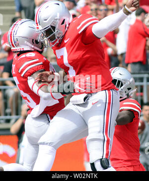 Ohio State Buckeyes d'utiliser de nouveau Mike Weber (25) célèbre son 16 yards touchdown avec Ohio State Buckeyes quarterback Dwayne Haskins (7) au premier trimestre contre Oregon State Beavers au stade de l'Ohio à Columbus, Ohio, 2018 septembre1. Photo par Archie Carpenter/UPI Banque D'Images