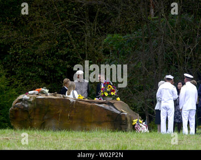 Les membres de la famille et sélectionnez invité visite le rocher qui marque l'écrasement du vol 93 Vol 93 au National Memorial près de Shanksville, en Pennsylvanie le 11 septembre 2018. Photo par Archie Carpenter/UPI Banque D'Images