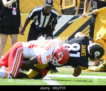 Pittsburgh Steelers tight end Jesse James (81 plongées) pour le toucher des roues comme Kansas City Chiefs Eric évoluait Murray (21) rend l'attaquer au deuxième trimestre au Heinz Field de Pittsburgh, le 16 septembre 2018. Photo par Archie Carpenter/UPI Banque D'Images