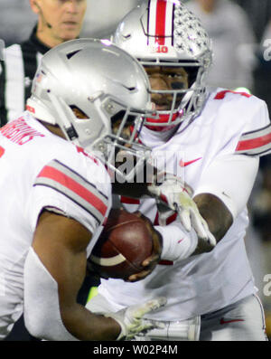 Ohio State Buckeyes d'utiliser de nouveau. Dobbins (2) prend le transfert de l'Ohio State Buckeyes quarterback Dwayne Haskins (7) dans le deuxième trimestre par rapport à l'Université Penn State Nittany Lions au stade Beaver State College , en Pennsylvanie le 29 septembre 2018. Photo par Archie Carpenter/UPI Banque D'Images