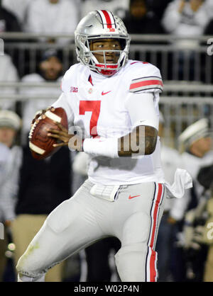 Ohio State Buckeyes quarterback Dwayne Haskins (7) pas en arrière pour passer au deuxième trimestre par rapport à l'Université Penn State Nittany Lions au stade Beaver State College , en Pennsylvanie le 29 septembre 2018. Photo par Archie Carpenter/UPI Banque D'Images