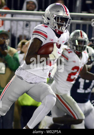 Ohio State Buckeyes wide receiver Binjimen Victor (9) les captures du col de l'Ohio State Buckeyes quarterback Dwayne Haskins pour un touché au quatrième trimestre de la victoire 27-26 contre les Buckeyes Penn State Nittany Lions au stade Beaver State College , en Pennsylvanie le 29 septembre 2018. Photo par Archie Carpenter/UPI Banque D'Images