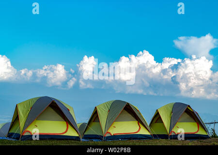 Tente et fond de ciel et la montagne. Banque D'Images