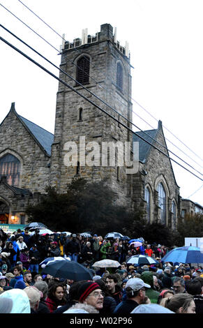 Des centaines se rassemblent dans le cœur de l'Écureuil Hill près de Pittsburgh pour prendre part à la veillée aux chandelles pour se rappeler les 11 personnes qui ont perdu leur vie à l'arbre de vie ce matin sur le tournage de la Synagogue le 27 octobre 2018. Photo par Archie Carpenter/UPI Banque D'Images