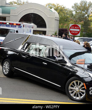 Le convoi pour Cecil et David Rosenthal Rodef Shalom quitte les Temples à Pittsburgh le 30 octobre 2018. Les frères où les victimes de la prise de masse où un homme armé tue 11 personnes dans l'arbre de vie Synagogue. Photo par Archie Carpenter/UPI Banque D'Images