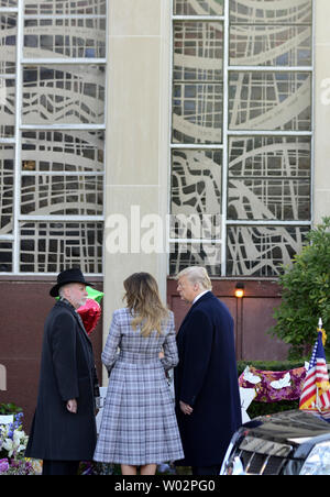 Le rabbin Jeffery Meyers escorts Président Donald Trump avec Première Dame Melania Trump comme ils mettent des pierres et des fleurs à chacune des étoiles de David, érigé pour les 11 victimes de la prise de masse le samedi matin à l'arbre de vie dans la synagogue l'Écureuil Hill de Pittsburgh le 30 octobre 2018. Photo par Archie Carpenter/UPI Banque D'Images