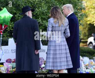 Le rabbin Jeffery Meyers escorts Président Donald Trump avec Première Dame Melania Trump comme ils mettent des pierres et des fleurs à chacune des étoiles de David, érigé pour les 11 victimes de la prise de masse le samedi matin à l'arbre de vie dans la synagogue l'Écureuil Hill de Pittsburgh le 30 octobre 2018. Photo par Archie Carpenter/UPI Banque D'Images