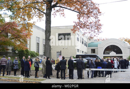 En deuil pour Rose Mallinger, âge 97 Rodef Shalom entre dans le Temple de Pittsburgh le 2 novembre 2018. Mallinger Rose était la plus ancienne victime de l'arbre de vie et le dernier tir Synagogue service funéraire du 11 tués. Photo par Archie Carpenter/UPI Banque D'Images