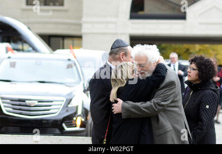 En deuil pour Rose Mallinger, âge 97 embrasse au Temple de Pittsburgh Rodef Shalom le 2 novembre 2018. Mallinger Rose était la plus ancienne victime de l'arbre de vie et le dernier tir Synagogue service funéraire du 11 tués. Photo par Archie Carpenter/UPI Banque D'Images