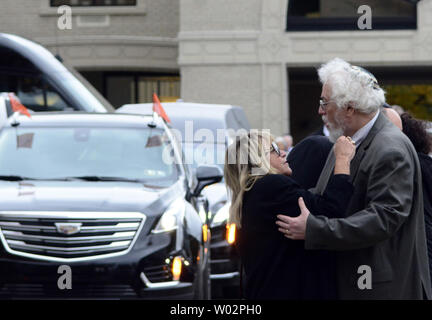 En deuil pour Rose Mallinger, âge 97 embrasse au Temple de Pittsburgh Rodef Shalom le 2 novembre 2018. Mallinger Rose était la plus ancienne victime de l'arbre de vie et le dernier tir Synagogue service funéraire du 11 tués. Photo par Archie Carpenter/UPI Banque D'Images