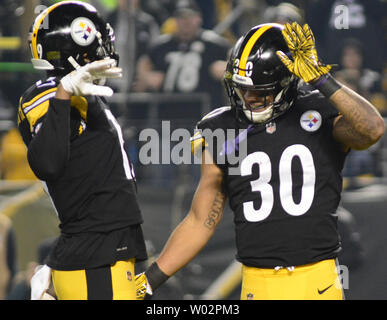 Pittsburgh Steelers James Conner running back (30) célèbre son touchdown avec Pittsburgh Steelers wide receiver JuJu Smith-Schuster (19) au premier trimestre contre le Los Angeles Chargers au stade Heinz Field de Pittsburgh le 2 décembre 2018. Photo par Archie Carpenter/UPI Banque D'Images