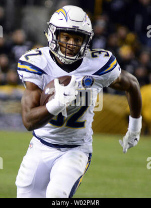 Los Angeles Chargers running back Justin Jackson (32) prend une passe vers la droite et s'étend 19 mètres au cours du quatrième trimestre de l'aide des chargeurs 33-30 gagner au stade Heinz Field de Pittsburgh le 2 décembre 2018. Photo par Archie Carpenter/UPI Banque D'Images