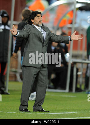 Gestionnaire de l'Argentine Diego Maradona appels durant le groupe B match à la stade Peter Mokaba à Polokwane, Afrique du Sud le 22 juin 2010. UPI/Chris Brunskill Banque D'Images