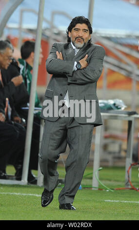 Gestionnaire de l'Argentine Diego Maradona pendant le Groupe B match à la stade Peter Mokaba à Polokwane, Afrique du Sud le 22 juin 2010. UPI/Chris Brunskill Banque D'Images