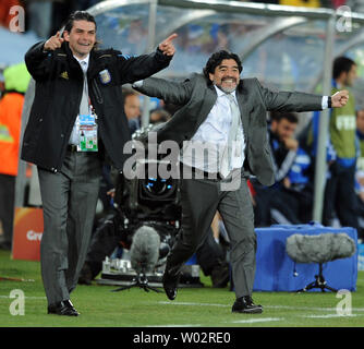 Gestionnaire de l'Argentine Diego Maradona célèbre son deuxième but de côtés pendant le match du groupe B au stade Peter Mokaba à Polokwane, Afrique du Sud le 22 juin 2010. UPI/Chris Brunskill Banque D'Images