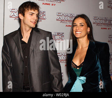 L'actrice Demi Moore assiste au 25 juin 2003 New York film premiere de 'Charlie's Angels' pleins gaz avec son petit ami de 25 ans, Ashton Kutcher de la série TV 'que 70's Show." Mme Moore joue un bandit dans le film (UPI/Ezio Petersen) Banque D'Images