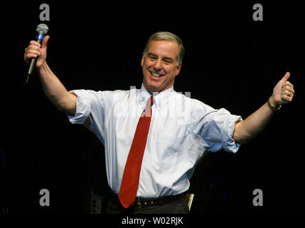 Le gouverneur du Vermont Howared Dean apparaît à un arrêt de la campagne le 14 décembre 2003 à San Francisco. (Photo d'UPI/Terry Schmitt) Banque D'Images