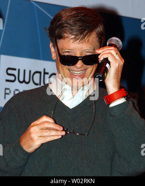 Le président de Microsoft Bill Gates met sur Sunglasses at le 20 octobre 2004 New York conférence de presse introduction de Swatch et Microsoft lancement d'une nouvelle montre ligne 'Paparazzi' conçu pour garder les utilisateurs sur le bord de l'onde d'information numérique. (Photo d'UPI/Ezio Petersen) Banque D'Images