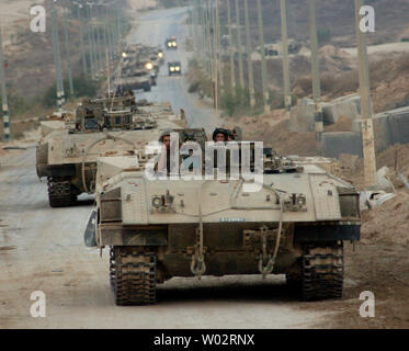 Un convoi de l'armée israélienne quitte la bande de Gaza, le 12 septembre 2005, complétant le désengagement de Gaza et de mettre fin à 38 ans de régime militaire qui a commencé durant la Guerre des Six Jours en 1967. (Photo d'UPI/Debbie Hill) Banque D'Images