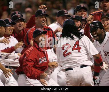 Les Red Sox de Boston de cheer accueil plaque comme runner Manny Ramirez (24) fait son chemin vers eux après Ramirez a frappé un jeu gagnant trois homerun run en neuvième manche du match deux de la Division de la ligue américaine contre la série Los Angeles Angels à Fenway Park à Boston le 5 octobre 2007. Les Sox à la masse les anges 6-3.(Photo UPI/Matthew Healey) Banque D'Images