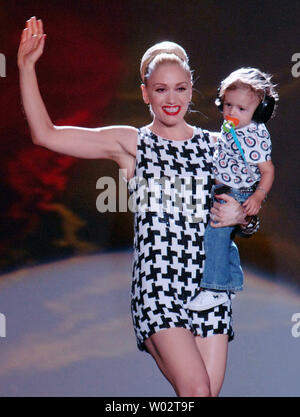 L'enregistrement de l'artiste et designer de mode Gwen Stefani reconnaît les applaudissements de l'auditoire avec son fils Kingston après elle a dévoilé sa collection printemps 2008 L.A.M.B. au 7ème sur 6 Mercedes Benz Fashion Week à Bryant Park, New York le 5 septembre 2007. (Photo d'UPI/Ezio Petersen) Banque D'Images