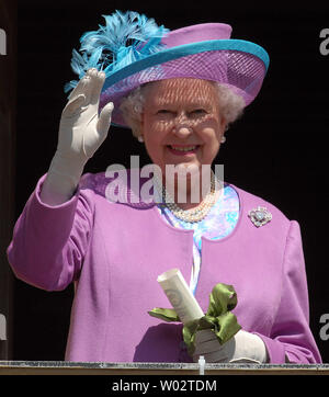 La Grande-Bretagne La reine Elizabeth II pour les invités se sont réunis dans la cour de l'Wren bâtiment au College of William and Mary à Williamsburg, en Virginie, le 4 mai 2007. (Photo d'UPI/Roger L. Wollenberg) Banque D'Images