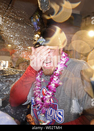 Le lanceur des Phillies de Philadelphie Brett Myers célèbre dans le clubhouse après les Phillies a gagné les World Series, défaisant les Rays de Tampa Bay dans le jeu 5, 4-3 à la Citizens Bank Park de Philadelphie le 29 octobre 2008. (UPI Photo/Kevin Dietsch) Banque D'Images