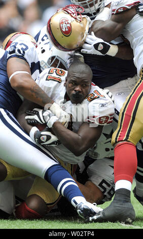 San Francisco 49ers Frank Gore perd son casque comme il est touché par les Dallas Cowboys défense au cours du premier trimestre 23 novembre 2008 au Stade du Texas à Irving au Texas. Les Cowboys battre les 49ers 35-22. (Photo d'UPI/Ian Halperin) Banque D'Images
