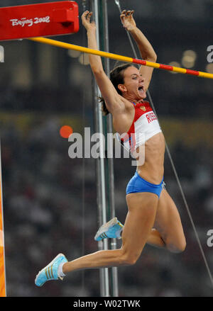 Elena Isinbaeva la Russie efface la barre à 5,05 mètres (16 pieds, 7 pouces) pour gagner l'or et a établi un nouveau record mondial dans le Perche au 'nid d'oiseau' National Stadium lors des Jeux Olympiques de Beijing, le 18 août 2008. (Photo d'UPI/Pat Benic) Banque D'Images