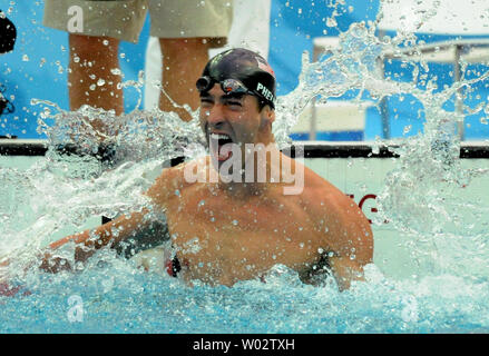 USA's Michael Phelps dans de l'eau éclabousse jubilation qu'il remporte l'or au 100 mètres papillon finale au Centre national de natation aux Jeux olympiques de cet été à Pékin le 16 août 2008. Phelps a gagné sa septième médaille d'un autre record du monde. (Photo d'UPI/Pat Benic) Banque D'Images