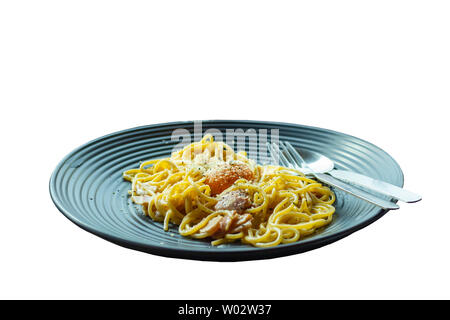 Spaghetti, fromage frit isolé sur une plaque noire sur un fond blanc avec chemin de détourage. Banque D'Images