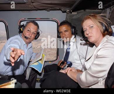 Le candidat démocrate présumé Sen. Barack Obama (D-IL) (C) balade en hélicoptère avec le ministre de la Défense israélien Ehud Barak (L) et le ministre des Affaires étrangères Tzipi Livni (R) sur Israël le 23 juillet 2008. (Photo d'UPI/Service de Presse du Gouvernement d'Israël) Banque D'Images