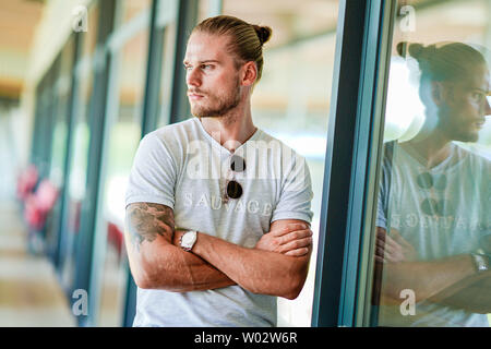 Sandhausen, Allemagne. 25 Juin, 2019. Rurik Gislason, joueur de l'équipe de football de deuxième division SV Sandhausen, est debout sur la tribune du stade. Gislason de SV Sandhausen est devenu célèbre il y a un an. Non pas parce qu'il a livré des performances sensationnelles pour l'Islande à la Coupe du Monde en Russie, mais à cause de son apparence. (Dpa 'un an après l'exagération : la nouvelle vie de la 'belle' Rurik Gislason') Credit : Uwe Anspach/dpa/Alamy Live News Banque D'Images