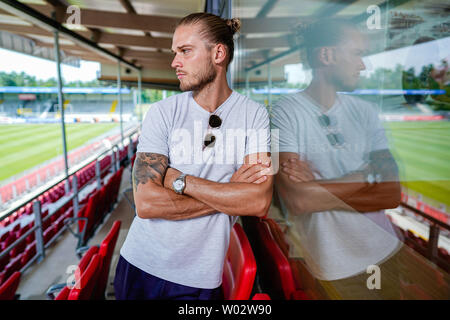 Sandhausen, Allemagne. 25 Juin, 2019. Rurik Gislason, joueur de l'équipe de football de deuxième division SV Sandhausen, est debout sur la tribune du stade. Gislason de SV Sandhausen est devenu célèbre il y a un an. Non pas parce qu'il a livré des performances sensationnelles pour l'Islande à la Coupe du Monde en Russie, mais à cause de son apparence. (Dpa 'un an après l'exagération : la nouvelle vie de la 'belle' Rurik Gislason') Credit : Uwe Anspach/dpa/Alamy Live News Banque D'Images